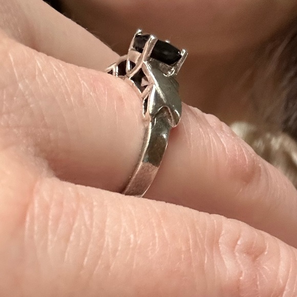 Black onyx faceted stone and silver band ring cathedral and cross design - Picture 3 of 7